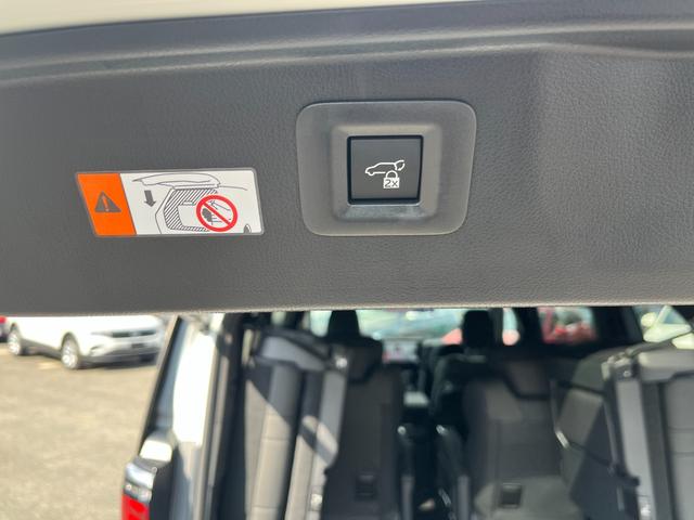 アルファード Z ワンオーナー 左右独立ムーンルーフ 禁煙車 後席モニター 床下表示機能付パノラミックビューモニター 登録済未使用車 3眼LEDヘッドランプ 木目調/革巻コンビステアリング エグゼクティブパワーシート(18枚目)