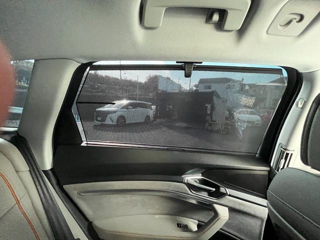 e-トロン 50クワトロ アドバンスト 4WD アシスタンス+コンフォート+サイレンスPKG パノラマルーフ 21インチAWOPバーチャルエクステリアミラー OPグレー革シート 3Dサウンドシステム 4ゾーンエアコン 電動リアゲート(5枚目)