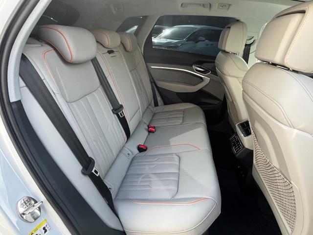 e-トロン 50クワトロ アドバンスト 4WD アシスタンス+コンフォート+サイレンスPKG パノラマルーフ 21インチAWOPバーチャルエクステリアミラー OPグレー革シート 3Dサウンドシステム 4ゾーンエアコン 電動リアゲート(11枚目)