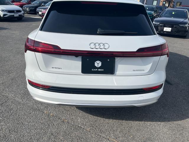 e-トロン 50クワトロ アドバンスト 4WD アシスタンス+コンフォート+サイレンスPKG パノラマルーフ 21インチAWOPバーチャルエクステリアミラー OPグレー革シート 3Dサウンドシステム 4ゾーンエアコン 電動リアゲート(12枚目)