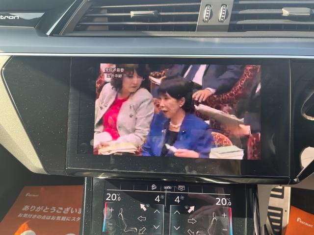 e-トロン 50クワトロ アドバンスト 4WD アシスタンス+コンフォート+サイレンスPKG パノラマルーフ 21インチAWOPバーチャルエクステリアミラー OPグレー革シート 3Dサウンドシステム 4ゾーンエアコン 電動リアゲート(27枚目)