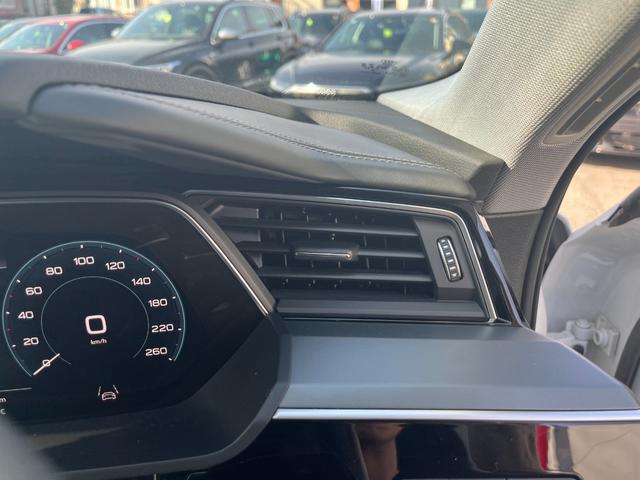 e-トロン 50クワトロ アドバンスト 4WD アシスタンス+コンフォート+サイレンスPKG パノラマルーフ 21インチAWOPバーチャルエクステリアミラー OPグレー革シート 3Dサウンドシステム 4ゾーンエアコン 電動リアゲート(29枚目)