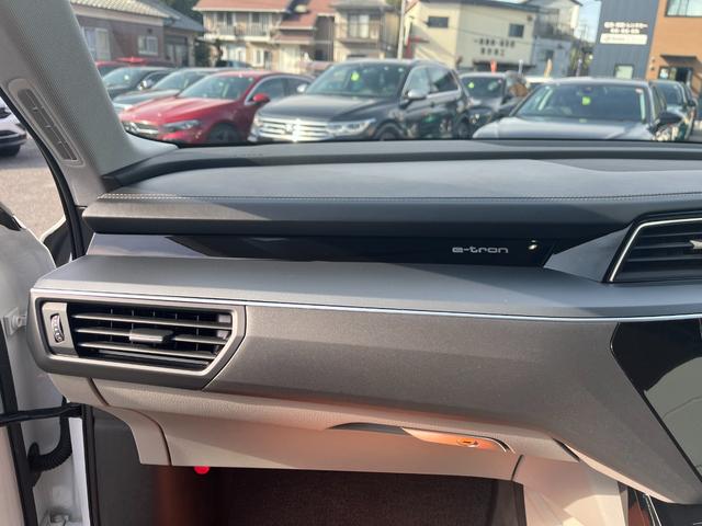 e-トロン 50クワトロ アドバンスト 4WD アシスタンス+コンフォート+サイレンスPKG パノラマルーフ 21インチAWOPバーチャルエクステリアミラー OPグレー革シート 3Dサウンドシステム 4ゾーンエアコン 電動リアゲート(39枚目)