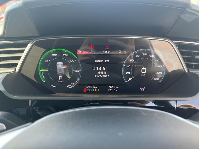 e-トロン 50クワトロ アドバンスト 4WD アシスタンス+コンフォート+サイレンスPKG パノラマルーフ 21インチAWOPバーチャルエクステリアミラー OPグレー革シート 3Dサウンドシステム 4ゾーンエアコン 電動リアゲート(40枚目)