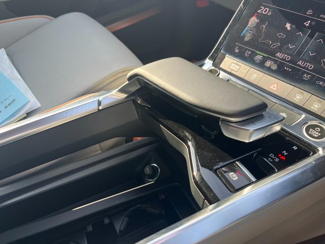 e-トロン 50クワトロ アドバンスト 4WD アシスタンス+コンフォート+サイレンスPKG パノラマルーフ 21インチAWOPバーチャルエクステリアミラー OPグレー革シート 3Dサウンドシステム 4ゾーンエアコン 電動リアゲート(49枚目)