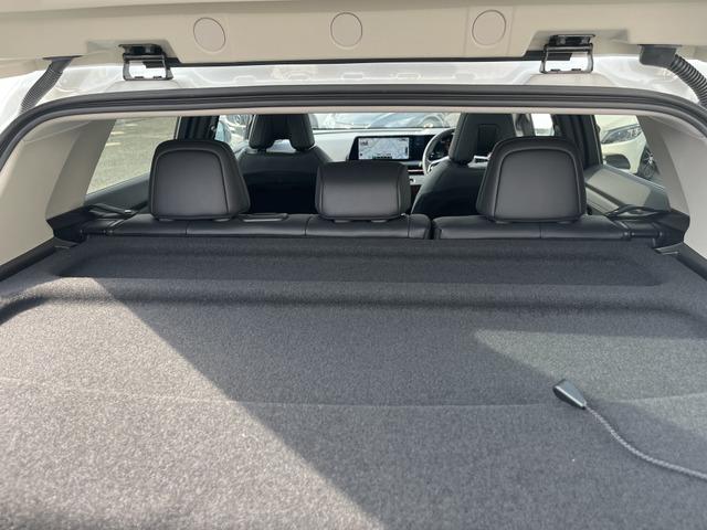 アリア Ｂ６　ｅ－４ＯＲＣＥ　パノラミックサンルーフ　プロパイロット　ニッサンコネクトナビ　　革巻きステアリング　　アダプティブＬＥＤヘッドランプ　パワーシート　インテリジェントアラウンドビューモニター　グレー木目調インパネ（8枚目）