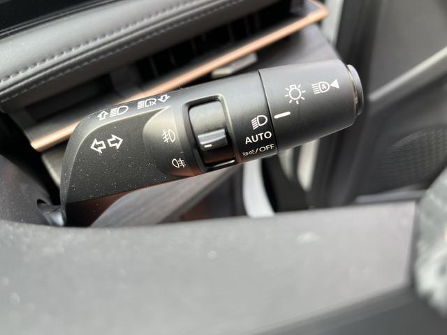 アリア Ｂ６　ｅ－４ＯＲＣＥ　パノラミックサンルーフ　プロパイロット　ニッサンコネクトナビ　　革巻きステアリング　　アダプティブＬＥＤヘッドランプ　パワーシート　インテリジェントアラウンドビューモニター　グレー木目調インパネ（9枚目）