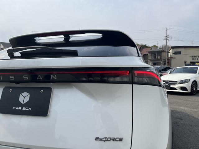 アリア Ｂ６　ｅ－４ＯＲＣＥ　パノラミックサンルーフ　プロパイロット　ニッサンコネクトナビ　　革巻きステアリング　　アダプティブＬＥＤヘッドランプ　パワーシート　インテリジェントアラウンドビューモニター　グレー木目調インパネ（10枚目）