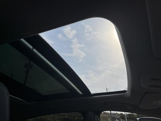 アリア Ｂ６　ｅ－４ＯＲＣＥ　パノラミックサンルーフ　プロパイロット　ニッサンコネクトナビ　　革巻きステアリング　　アダプティブＬＥＤヘッドランプ　パワーシート　インテリジェントアラウンドビューモニター　グレー木目調インパネ（11枚目）