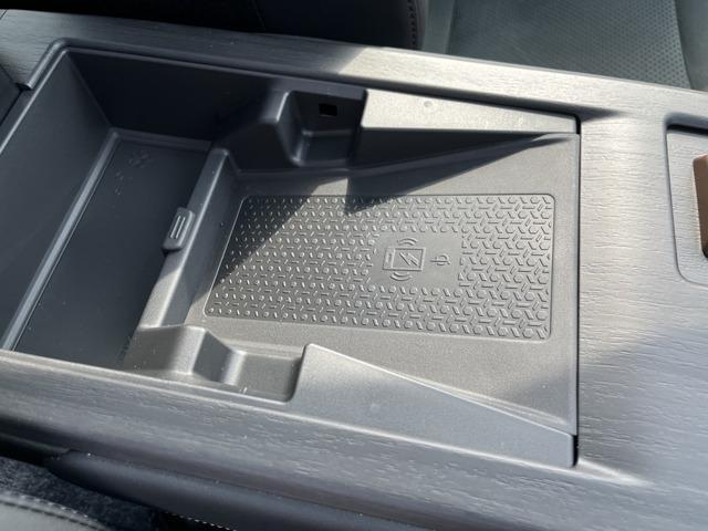 アリア Ｂ６　ｅ－４ＯＲＣＥ　パノラミックサンルーフ　プロパイロット　ニッサンコネクトナビ　　革巻きステアリング　　アダプティブＬＥＤヘッドランプ　パワーシート　インテリジェントアラウンドビューモニター　グレー木目調インパネ（13枚目）