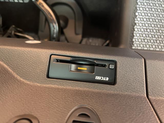 アリア Ｂ６　ｅ－４ＯＲＣＥ　パノラミックサンルーフ　プロパイロット　ニッサンコネクトナビ　　革巻きステアリング　　アダプティブＬＥＤヘッドランプ　パワーシート　インテリジェントアラウンドビューモニター　グレー木目調インパネ（14枚目）