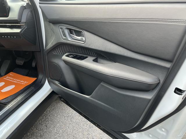 アリア Ｂ６　ｅ－４ＯＲＣＥ　パノラミックサンルーフ　プロパイロット　ニッサンコネクトナビ　　革巻きステアリング　　アダプティブＬＥＤヘッドランプ　パワーシート　インテリジェントアラウンドビューモニター　グレー木目調インパネ（17枚目）