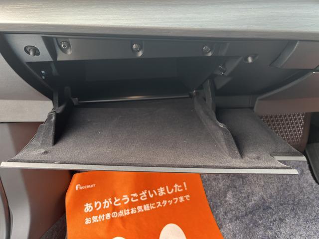 アリア Ｂ６　ｅ－４ＯＲＣＥ　パノラミックサンルーフ　プロパイロット　ニッサンコネクトナビ　　革巻きステアリング　　アダプティブＬＥＤヘッドランプ　パワーシート　インテリジェントアラウンドビューモニター　グレー木目調インパネ（22枚目）