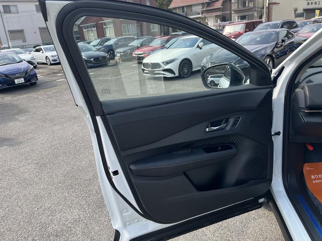 アリア Ｂ６　ｅ－４ＯＲＣＥ　パノラミックサンルーフ　プロパイロット　ニッサンコネクトナビ　　革巻きステアリング　　アダプティブＬＥＤヘッドランプ　パワーシート　インテリジェントアラウンドビューモニター　グレー木目調インパネ（26枚目）