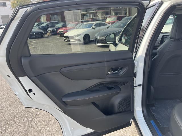 アリア Ｂ６　ｅ－４ＯＲＣＥ　パノラミックサンルーフ　プロパイロット　ニッサンコネクトナビ　　革巻きステアリング　　アダプティブＬＥＤヘッドランプ　パワーシート　インテリジェントアラウンドビューモニター　グレー木目調インパネ（28枚目）