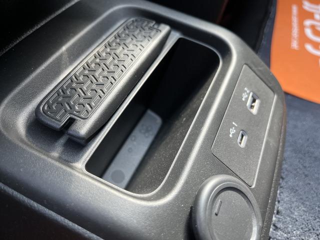 アリア Ｂ６　ｅ－４ＯＲＣＥ　パノラミックサンルーフ　プロパイロット　ニッサンコネクトナビ　　革巻きステアリング　　アダプティブＬＥＤヘッドランプ　パワーシート　インテリジェントアラウンドビューモニター　グレー木目調インパネ（29枚目）