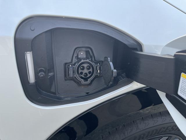 アリア Ｂ６　ｅ－４ＯＲＣＥ　パノラミックサンルーフ　プロパイロット　ニッサンコネクトナビ　　革巻きステアリング　　アダプティブＬＥＤヘッドランプ　パワーシート　インテリジェントアラウンドビューモニター　グレー木目調インパネ（32枚目）