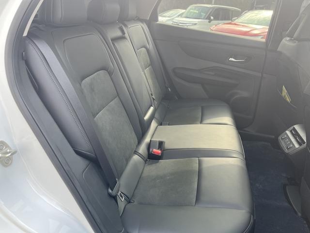 アリア Ｂ６　ｅ－４ＯＲＣＥ　パノラミックサンルーフ　プロパイロット　ニッサンコネクトナビ　　革巻きステアリング　　アダプティブＬＥＤヘッドランプ　パワーシート　インテリジェントアラウンドビューモニター　グレー木目調インパネ（33枚目）