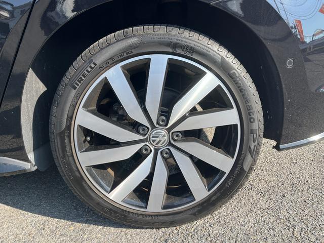 ゴルフトゥーラン ＴＳＩ　Ｒライン　駐車支援システム　純正ナビ　純正ＡＷ　２２５／４５Ｒ１８タイヤ　パークディスタンスコントロール　禁煙車　アダプティブクルーズコントロール　３ゾーンオートエアコン　ブラックサイドシルスポイラー（6枚目）