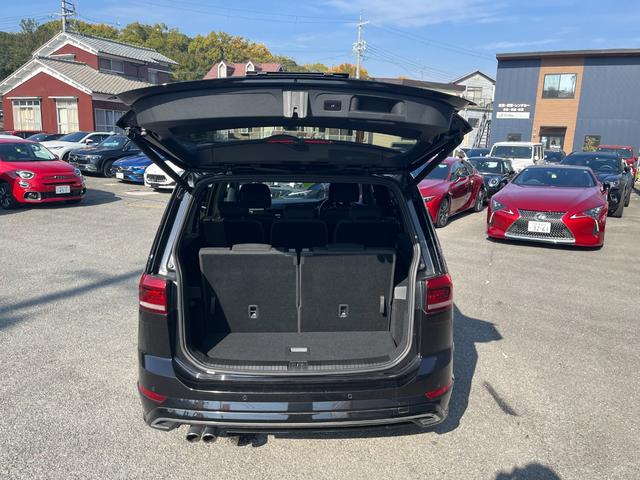 ゴルフトゥーラン ＴＳＩ　Ｒライン　駐車支援システム　純正ナビ　純正ＡＷ　２２５／４５Ｒ１８タイヤ　パークディスタンスコントロール　禁煙車　アダプティブクルーズコントロール　３ゾーンオートエアコン　ブラックサイドシルスポイラー（10枚目）