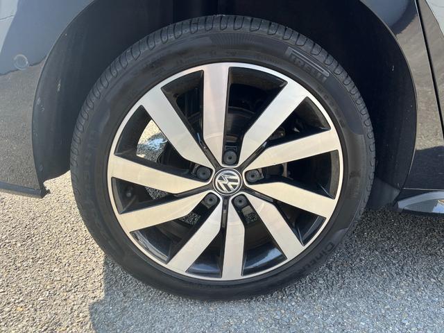 ゴルフトゥーラン ＴＳＩ　Ｒライン　駐車支援システム　純正ナビ　純正ＡＷ　２２５／４５Ｒ１８タイヤ　パークディスタンスコントロール　禁煙車　アダプティブクルーズコントロール　３ゾーンオートエアコン　ブラックサイドシルスポイラー（12枚目）