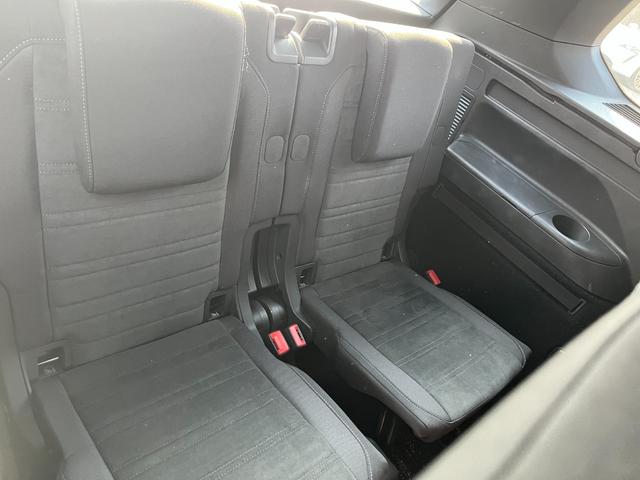 ゴルフトゥーラン ＴＳＩ　Ｒライン　駐車支援システム　純正ナビ　純正ＡＷ　２２５／４５Ｒ１８タイヤ　パークディスタンスコントロール　禁煙車　アダプティブクルーズコントロール　３ゾーンオートエアコン　ブラックサイドシルスポイラー（16枚目）