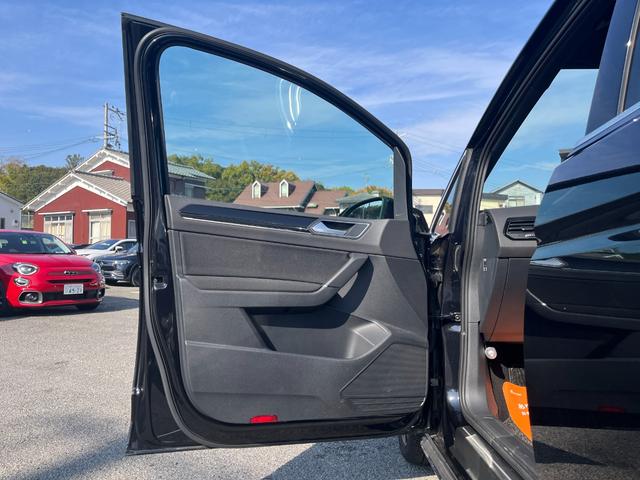 ゴルフトゥーラン ＴＳＩ　Ｒライン　駐車支援システム　純正ナビ　純正ＡＷ　２２５／４５Ｒ１８タイヤ　パークディスタンスコントロール　禁煙車　アダプティブクルーズコントロール　３ゾーンオートエアコン　ブラックサイドシルスポイラー（23枚目）