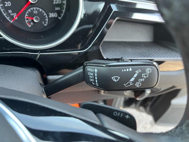 ゴルフトゥーラン ＴＳＩ　Ｒライン　駐車支援システム　純正ナビ　純正ＡＷ　２２５／４５Ｒ１８タイヤ　パークディスタンスコントロール　禁煙車　アダプティブクルーズコントロール　３ゾーンオートエアコン　ブラックサイドシルスポイラー（33枚目）