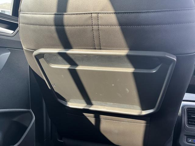 ゴルフトゥーラン ＴＳＩ　Ｒライン　駐車支援システム　純正ナビ　純正ＡＷ　２２５／４５Ｒ１８タイヤ　パークディスタンスコントロール　禁煙車　アダプティブクルーズコントロール　３ゾーンオートエアコン　ブラックサイドシルスポイラー（36枚目）