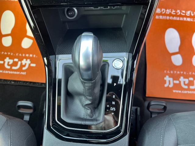 ゴルフトゥーラン ＴＳＩ　Ｒライン　駐車支援システム　純正ナビ　純正ＡＷ　２２５／４５Ｒ１８タイヤ　パークディスタンスコントロール　禁煙車　アダプティブクルーズコントロール　３ゾーンオートエアコン　ブラックサイドシルスポイラー（49枚目）