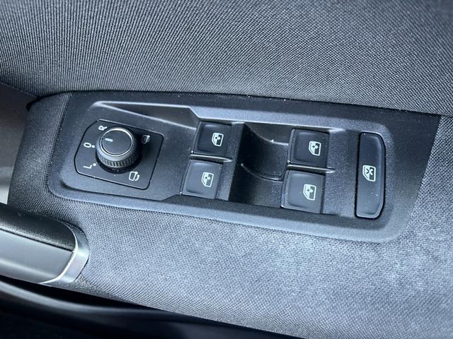 ゴルフトゥーラン ＴＳＩ　Ｒライン　駐車支援システム　純正ナビ　純正ＡＷ　２２５／４５Ｒ１８タイヤ　パークディスタンスコントロール　禁煙車　アダプティブクルーズコントロール　３ゾーンオートエアコン　ブラックサイドシルスポイラー（50枚目）