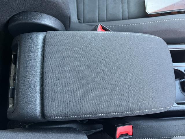 ゴルフトゥーラン ＴＳＩ　Ｒライン　駐車支援システム　純正ナビ　純正ＡＷ　２２５／４５Ｒ１８タイヤ　パークディスタンスコントロール　禁煙車　アダプティブクルーズコントロール　３ゾーンオートエアコン　ブラックサイドシルスポイラー（54枚目）