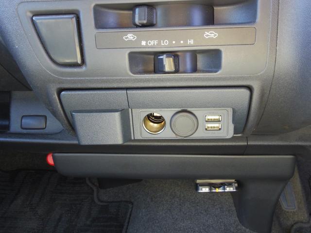 ハイエースバン ロングスーパーGL 15インチデイトナホイール NASCAR ホワイトレタータイヤ AppleCarPlay・Android Auto・Bluetooth対応ディスプレイオーディオ Bカメラ シートカバー(29枚目)