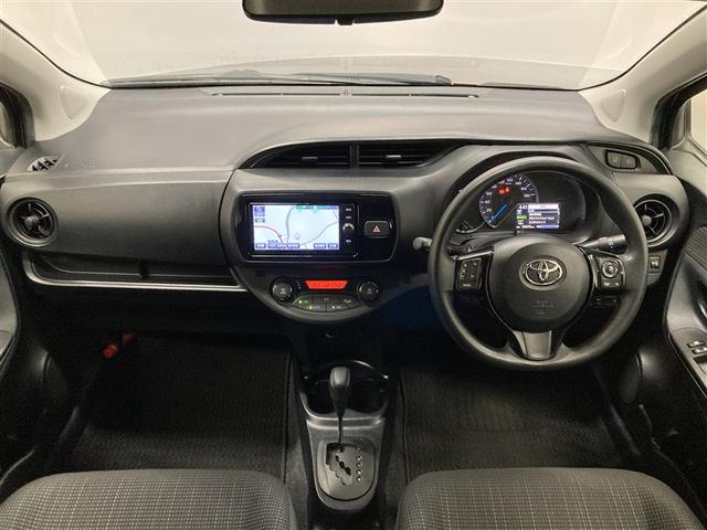 ヴィッツ ハイブリッドＦ　フルセグ　メモリーナビ　ＤＶＤ再生　ミュージックプレイヤー接続可　バックカメラ　衝突被害軽減システム　ＥＴＣ（4枚目）