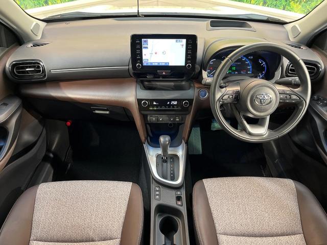 ヤリスクロス ハイブリッドＺ　純正８型ディスプレイオーディオ　パノラミックビューモニター　ヘッドアップディスプレイ　レーダークルーズ　シートヒーター　パワーバックドア　ＥＴＣ　ドラレコ　パワーシート　ルーフレール　禁煙車（2枚目）