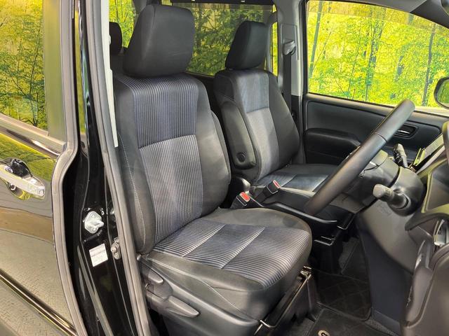 ヴォクシー ＺＳ　煌　純正９型ナビ　フリップダウン　両側電動ドア　ＬＥＤヘッド　ＥＴＣ　禁煙車　純正１６ＡＷ　リアオートエアコン　ドアバイザー　アイドリングストップ　横滑り防止　Ｂｌｕｅｔｏｏｔｈ　ＣＤ　スマートキー（8枚目）