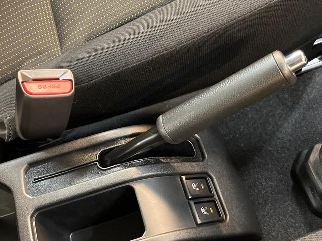 ジムニー XC ターボ 届出済未使用車 寒冷地仕様 衝突軽減装置 シートヒーター クルーズコントロール スマートキー LEDヘッド 車線逸脱警報 誤発進抑制機能 オートライト オートエアコン 純正16インチAW(33枚目)