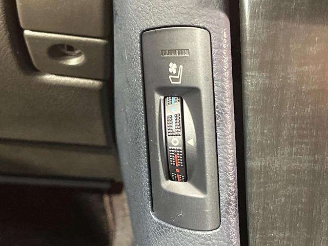 クラウン ２．５アスリート　ナビパッケージ　純正ナビ　バックカメラ　スーパーライブサウンド　禁煙車　本革シート　シートヒーター／シートエアコン　パワーシート　ＨＩＤヘッド　ＥＴＣ　クルコン　Ｂｌｕｅｔｏｏｔｈ　ＣＤ／ＤＶＤ　革巻きステアリング（5枚目）