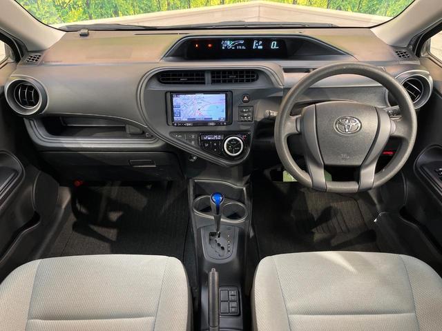 アクア Ｌ　ＳＤナビ　バックカメラ　禁煙車　ＥＴＣ　オートエアコン　ＥＶモード　エコモード　　横滑り防止装置　アイドリングストップ　バックカメラ　トラクションコントロール　ミュージックサーバー（2枚目）