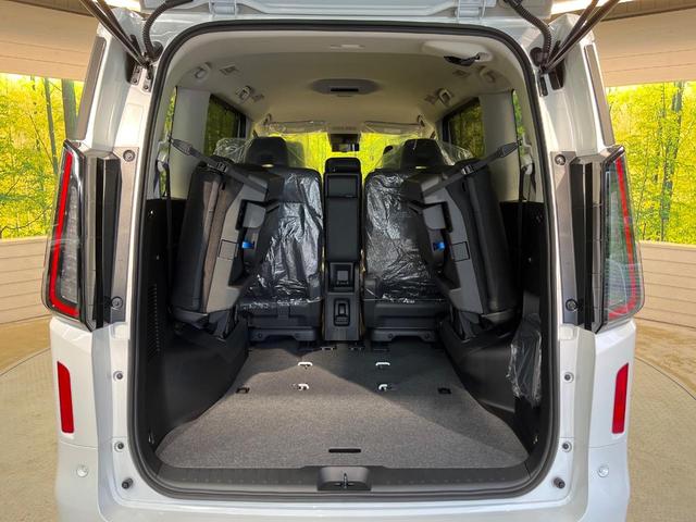 セレナ ｅ－パワー　ハイウェイスターＶ　登録済未使用車　メーカー１２型ナビ　両側電動ドア　全周囲カメラ　衝突被害軽減　デジタルミラー　レーダークルーズ　コーナーセンサー　スマートキー　ＬＥＤヘッド　ビルトインＥＴＣ　車線逸脱警報（11枚目）