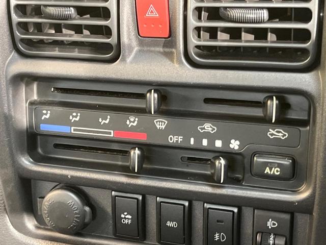 寒い冬も暑い夏も全席に快適な空調を届けてくれる、ダイヤル式エアコンを装備♪