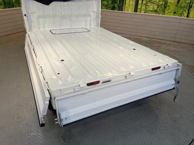 積み下ろしのしやすいデッキにはたっぷりと荷物を積み込んでいただけます。遊びから仕事まで、様々なシーンで頼れます♪