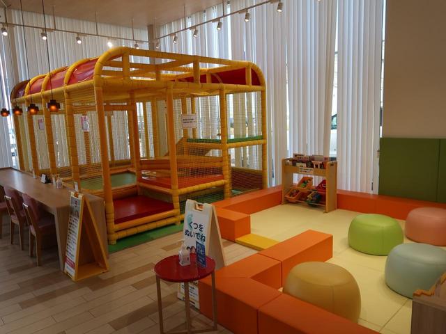 大きなキッズスペースも完備！小さなお子様連れでも、ゆっくりとお車探しをお楽しみいただけます。