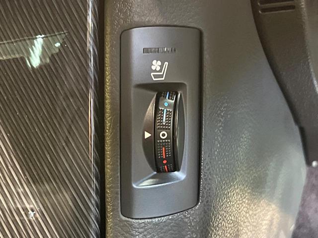 【シートベンチレーション】夏場は涼しい風でお尻や背中の熱やムレを防ぎ、冬はエアコンよりも早く温まってポカポカに！季節を問わず快適に過ごせます。