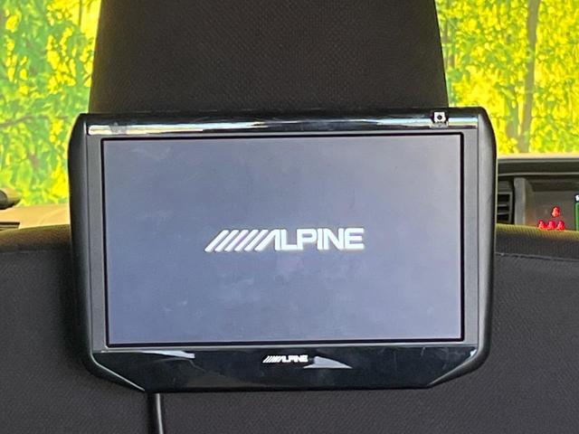 【後席モニター】家族や友人とお出かけする機会が多い方に大人気の後席モニターを装備！見やすい位置に画面がありテレビやＤＶＤの視聴も快適！友達もお子様も、後席にしか乗らなくなるかも？？