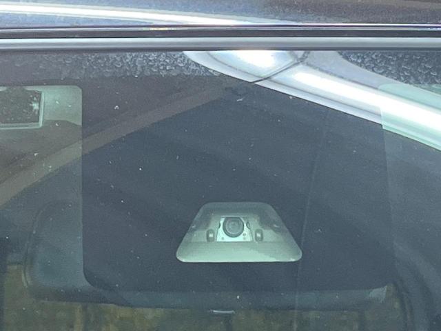 【スマートアシスト】走行中に前方の車両等を認識し、衝突しそうな時は警報とブレーキで衝突回避と被害軽減をアシスト。より安全にドライブをお楽しみいただけます。