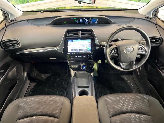 プリウス Ｓ　セーフティセンス　９型ナビ　バックカメラ　クリアランスソナー　ＬＥＤフォグ　レーダークルーズ　ＥＴＣ車載器　ＬＥＤヘッド　純正１５ＡＷ　純正革巻きステリング　ワンオーナー　禁煙車（2枚目）