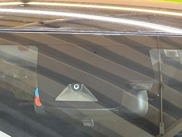 プリウス Ｓ　セーフティセンス　９型ナビ　バックカメラ　クリアランスソナー　ＬＥＤフォグ　レーダークルーズ　ＥＴＣ車載器　ＬＥＤヘッド　純正１５ＡＷ　純正革巻きステリング　ワンオーナー　禁煙車（5枚目）