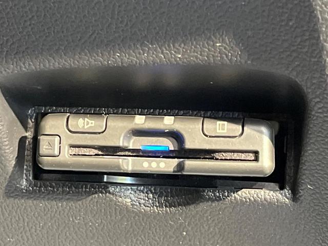 プリウス Ｓ　セーフティセンス　９型ナビ　バックカメラ　クリアランスソナー　ＬＥＤフォグ　レーダークルーズ　ＥＴＣ車載器　ＬＥＤヘッド　純正１５ＡＷ　純正革巻きステリング　ワンオーナー　禁煙車（7枚目）