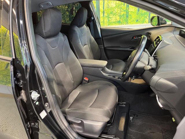 プリウス Ｓ　セーフティセンス　９型ナビ　バックカメラ　クリアランスソナー　ＬＥＤフォグ　レーダークルーズ　ＥＴＣ車載器　ＬＥＤヘッド　純正１５ＡＷ　純正革巻きステリング　ワンオーナー　禁煙車（9枚目）